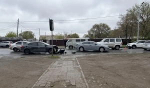 В Оренбурге дорогу не поделили три автомобиля и пешеход