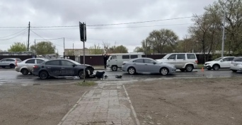 В Оренбурге дорогу не поделили три автомобиля и пешеход