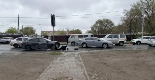 В Оренбурге дорогу не поделили три автомобиля и пешеход