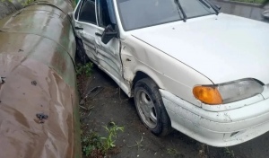 В Новотроицке Datsun протаранил ВАЗ, а тот отлетел в теплотрассу