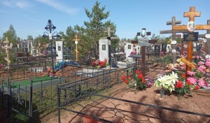 В Оренбурге местные жители установили оградку на кладбище на чужой могиле