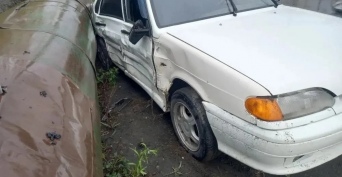 В Новотроицке Datsun протаранил ВАЗ, а тот отлетел в теплотрассу