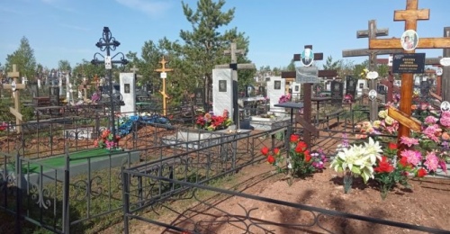 В Оренбурге местные жители установили оградку на кладбище на чужой могиле