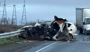 Смертельный обгон: от попавшей в ДТП на трассе Оренбуржья легковушки осталась груда металла (18+)