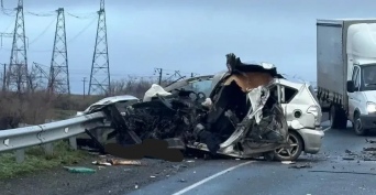 Смертельный обгон: от попавшей в ДТП трассе Оренбуржья легковушки осталась груда металла (18+)