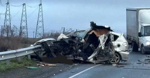 Смертельный обгон: от попавшей в ДТП трассе Оренбуржья легковушки осталась груда металла (18+)