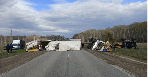 В Северном районе водитель на скорости уронил большегруз