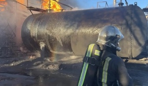 В Оренбурге на площади около 150 квадратов горят емкости с нефтепродуктами