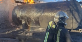 В Оренбурге на площади около 150 квадратов горят емкости с нефтепродуктами