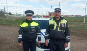 В Оренбургской области инспекторы ДПС спасли водителя с тяжёлой травмой руки