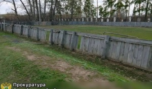 В прокуратуре Оренбуржья заинтересовались состоянием подвесного моста, хоккейного корта и свалки в поселке Айдырлинском