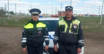 В Оренбургской области инспекторы ДПС спасли водителя с тяжёлой травмой руки