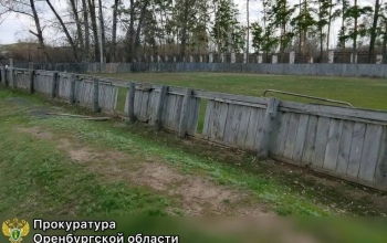 В прокуратуре Оренбуржья заинтересовались состоянием подвесного моста, хоккейного корта и свалки в поселке Айдырлинском