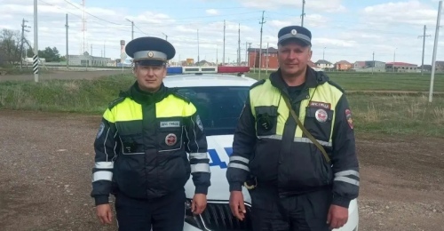 В Оренбургской области инспекторы ДПС спасли водителя с тяжёлой травмой руки