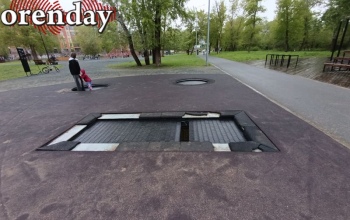 Оренбуржцы пожаловались на повреждённые батуты на улице Красная площадь