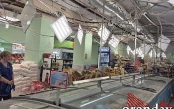 В Оренбурге посетители «Пятерочки» делают покупки под свисающими проводами и лампами