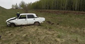 В Бугурусланском районе в слетевшем в кювет автомобиле пострадали водитель и пассажир