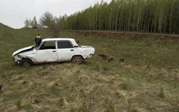 В Бугурусланском районе в слетевшем в кювет автомобиле пострадали водитель и пассажир
