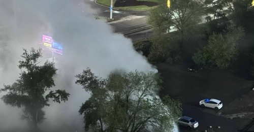 В Оренбурге на улице Терешковой бил высокий фонтан горячей воды