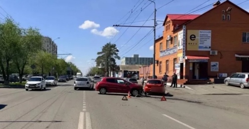 В Оренбурге на улице Туркестанской автомобилистка не уступила дорогу другой автоледи 