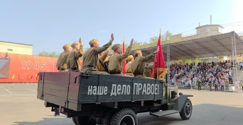 Парад Победы в Оренбурге: военные, артисты, дети – пели о мире и демонстрировали символы единства