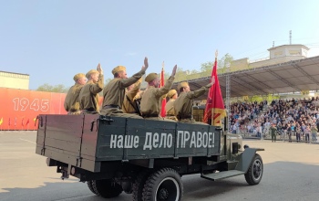 Парад Победы в Оренбурге: военные, артисты, дети – пели о мире и демонстрировали символы единства