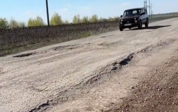 «Страшно ехать даже на тракторе»: жители Матвеевского района жалуются на разбитую дорогу