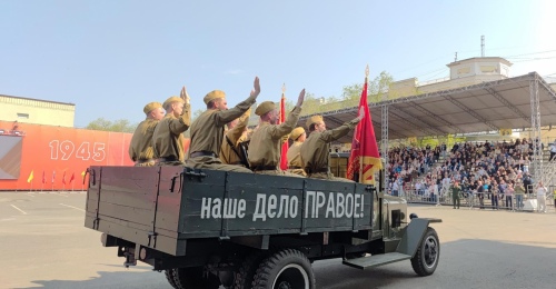Парад Победы в Оренбурге: военные, артисты, дети – пели о мире и демонстрировали символы единства