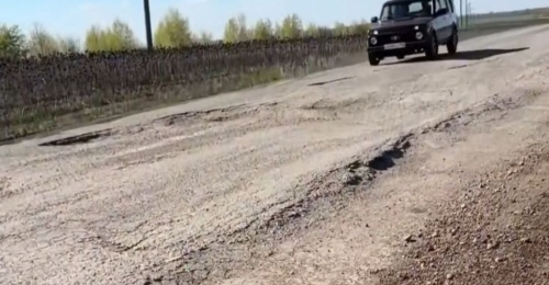 «Страшно ехать даже на тракторе»: жители Матвеевского района жалуются на разбитую дорогу