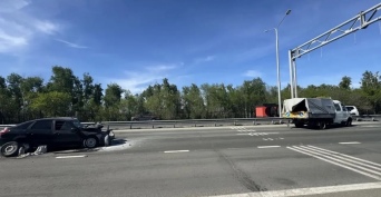 В Оренбуржье на трассе М-5 «Урал» водитель «Лады» протаранил машину дорожников, наносивших разметку