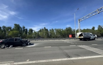 В Оренбуржье на трассе М-5 «Урал» водитель «Лады» протаранил машину дорожников, наносивших разметку