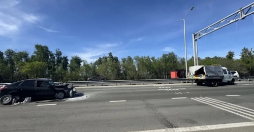 В Оренбуржье на трассе М-5 «Урал» водитель «Лады» протаранил машину дорожников, наносивших разметку