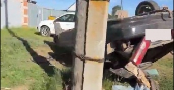 Несовершеннолетние девушки в селе Оренбуржья катались в автомобиле, но юная автоледи не справилась с управлением