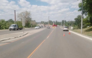 В Оренбурге мужчина оказался под колесами авто при попытке перебежать дорогу