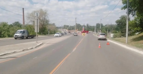 В Оренбурге мужчина оказался под колесами авто при попытке перебежать дорогу