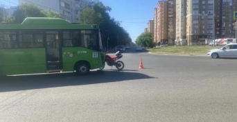 В Оренбурге 16-летний мотоциклист столкнулся с автобусом на перекрестке