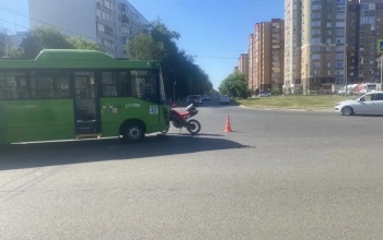 В Оренбурге 16-летний мотоциклист столкнулся с автобусом на перекрестке