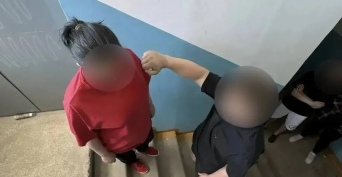 В Оренбурге мужчина хотел познакомится с женщиной, но за отказ догнал и жестоко избил её в подъезде