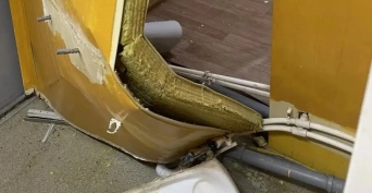 В Оренбурге вандалы разнесли туалет в сквере Петра Великого в районе улицы Красная Площадь