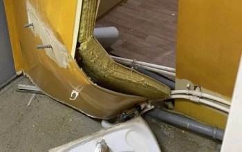 В Оренбурге вандалы разнесли туалет в сквере Петра Великого в районе улицы Красная Площадь