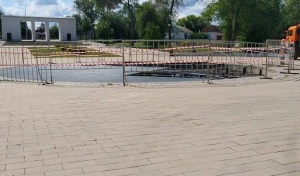 В Оренбурге коммунальщики доломали и без того нефункционирующий фонтан в парке им. В.И. Ленина