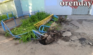 Минус лавка, урна и забор: в Оренбурге лихач перепутал педали газа и тормоза