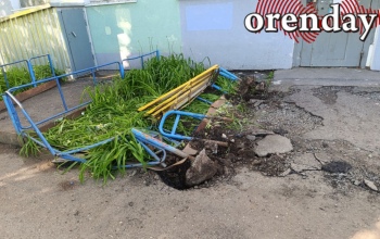 Минус лавка, урна и забор: в Оренбурге лихач перепутал педали газа и тормоза