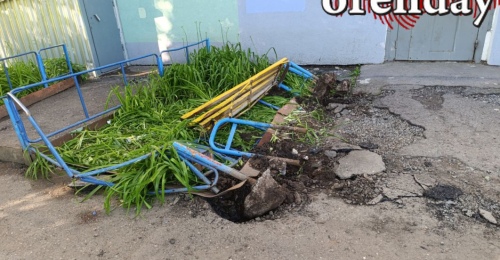 Минус лавка, урна и забор: в Оренбурге лихач перепутал педали газа и тормоза