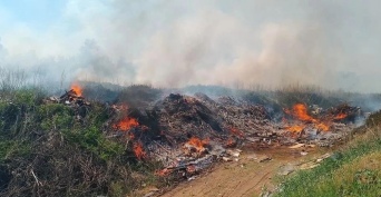 В Бузулукском районе на окраине поселка загорелся мусор