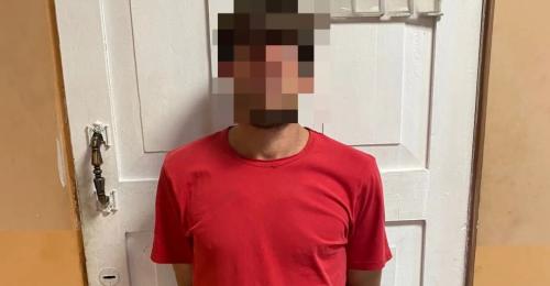 Нападение средь бела дня: в Оренбурге мужчина сорвал цепочку с прохожей и сбежал