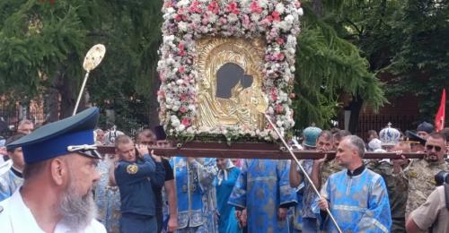 Крестный ход в честь Табынской иконы Божией Матери объединил сотни оренбуржцев