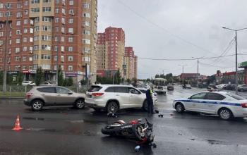 В Оренбурге мотоциклист попал в больницу из‑за не уступившего дорогу авто