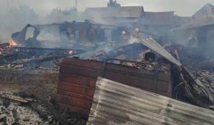 В Курманаевском районе из‑за удара молнии произошёл пожар: пострадали три дома