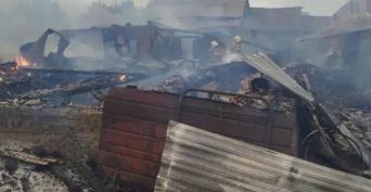 В Курманаевском районе из‑за удара молнии произошёл пожар: пострадали три дома
